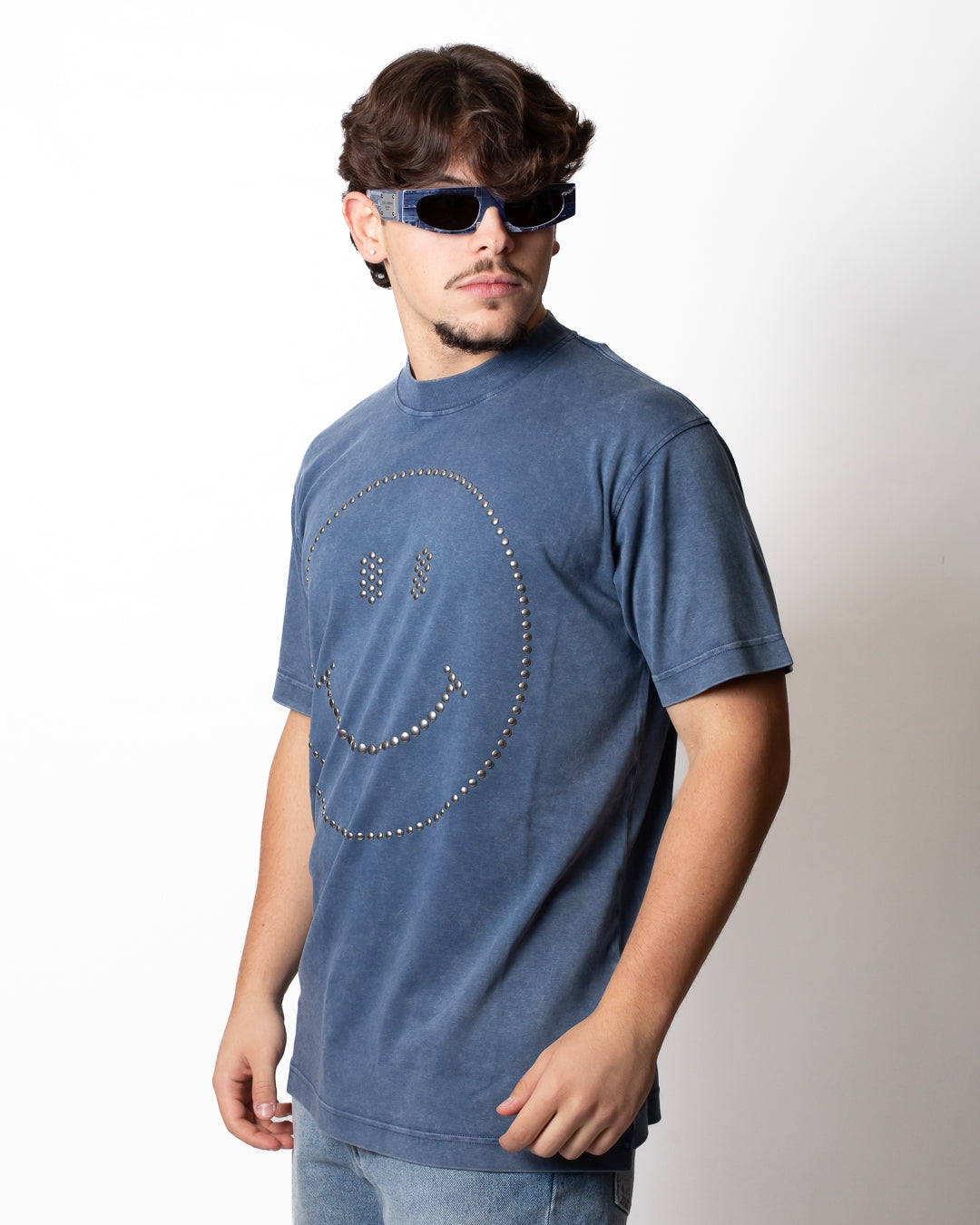 T-Shirt Moschino "Smiley" con borchie
