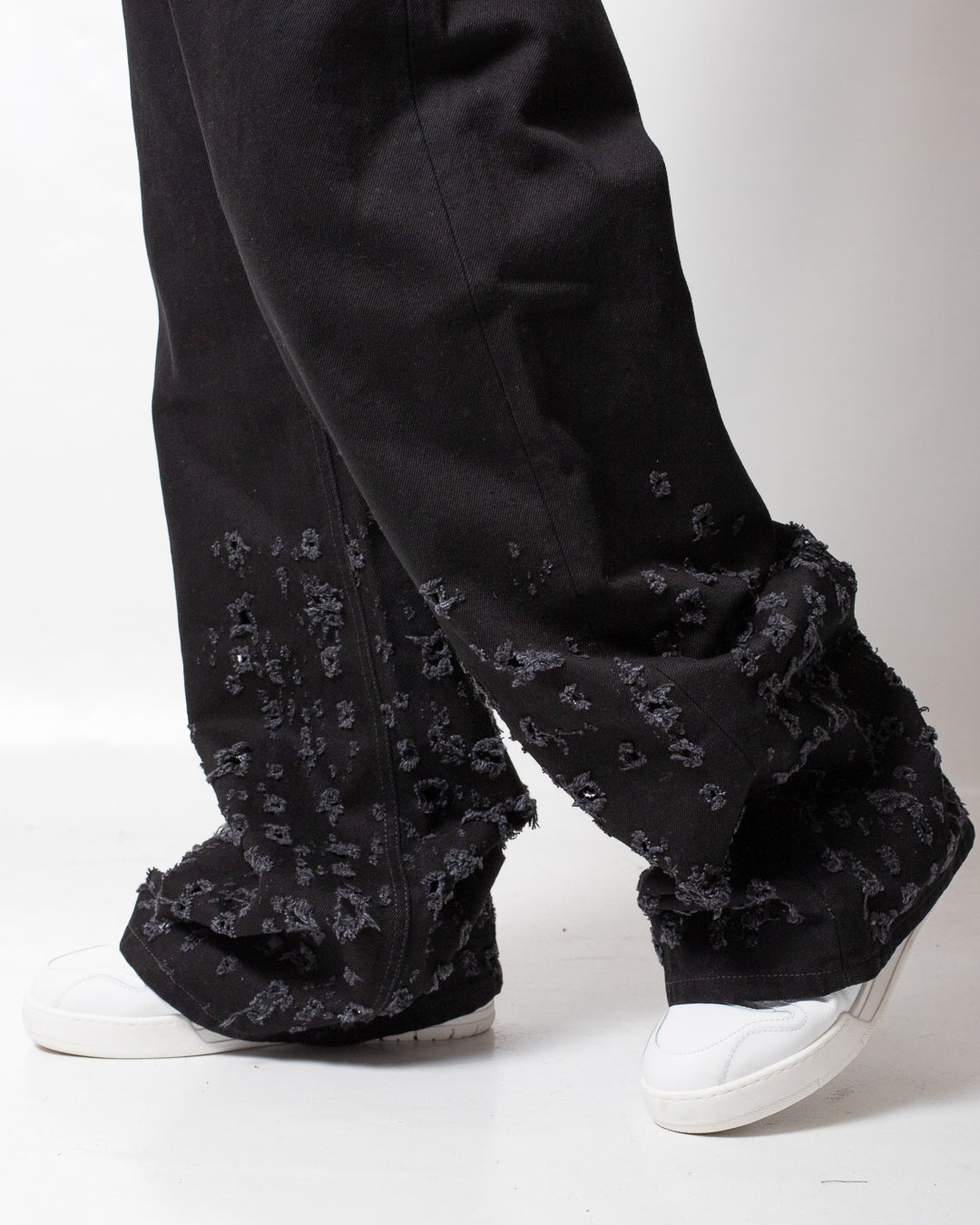 Jeans John Richmond baggy con tagli e logo patch uomo