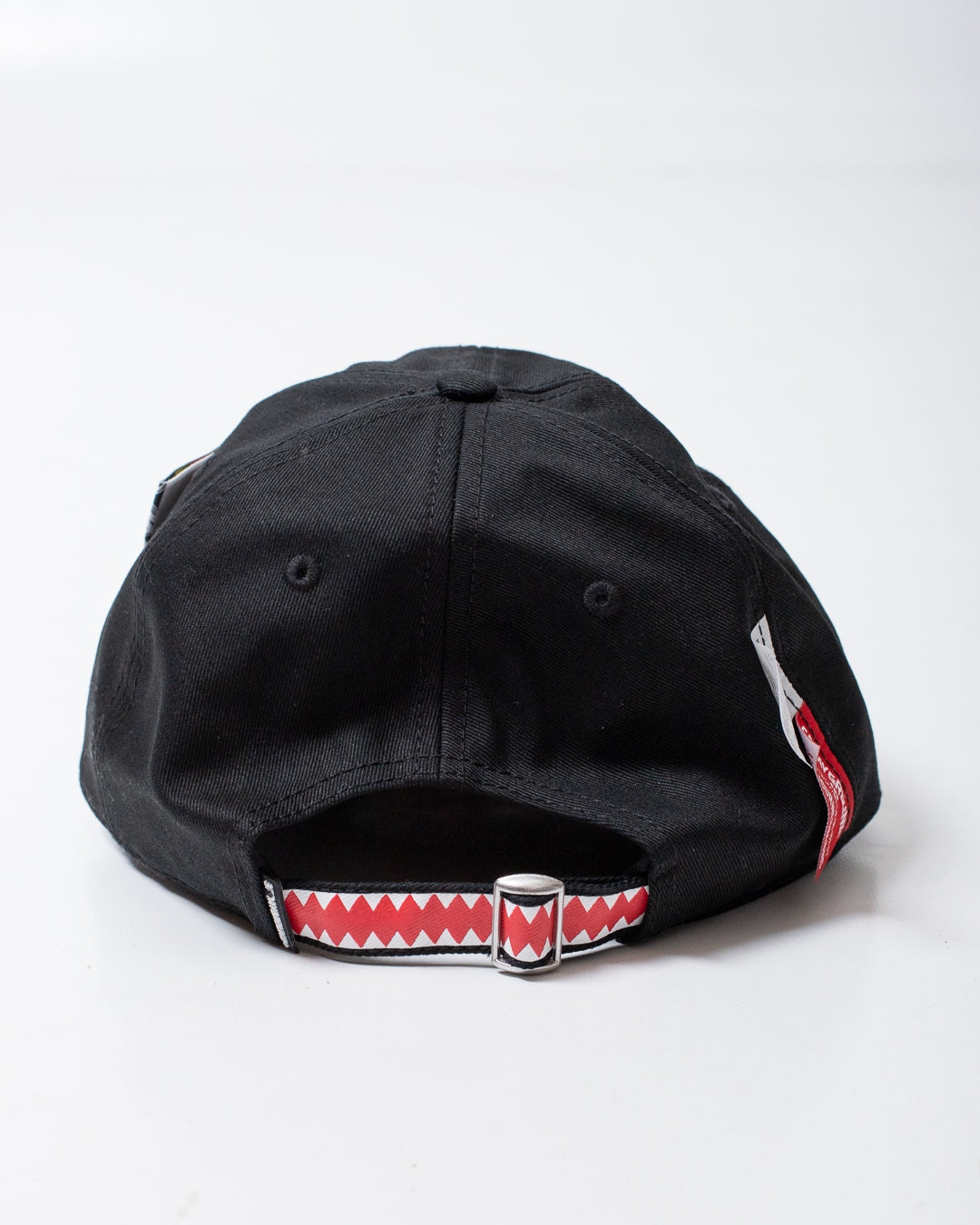 Cappello Sprayground con visiera ed etichette