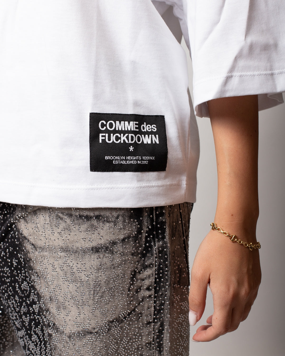 T-Shirt Comme des Fuckdown con logo in pelle donna
