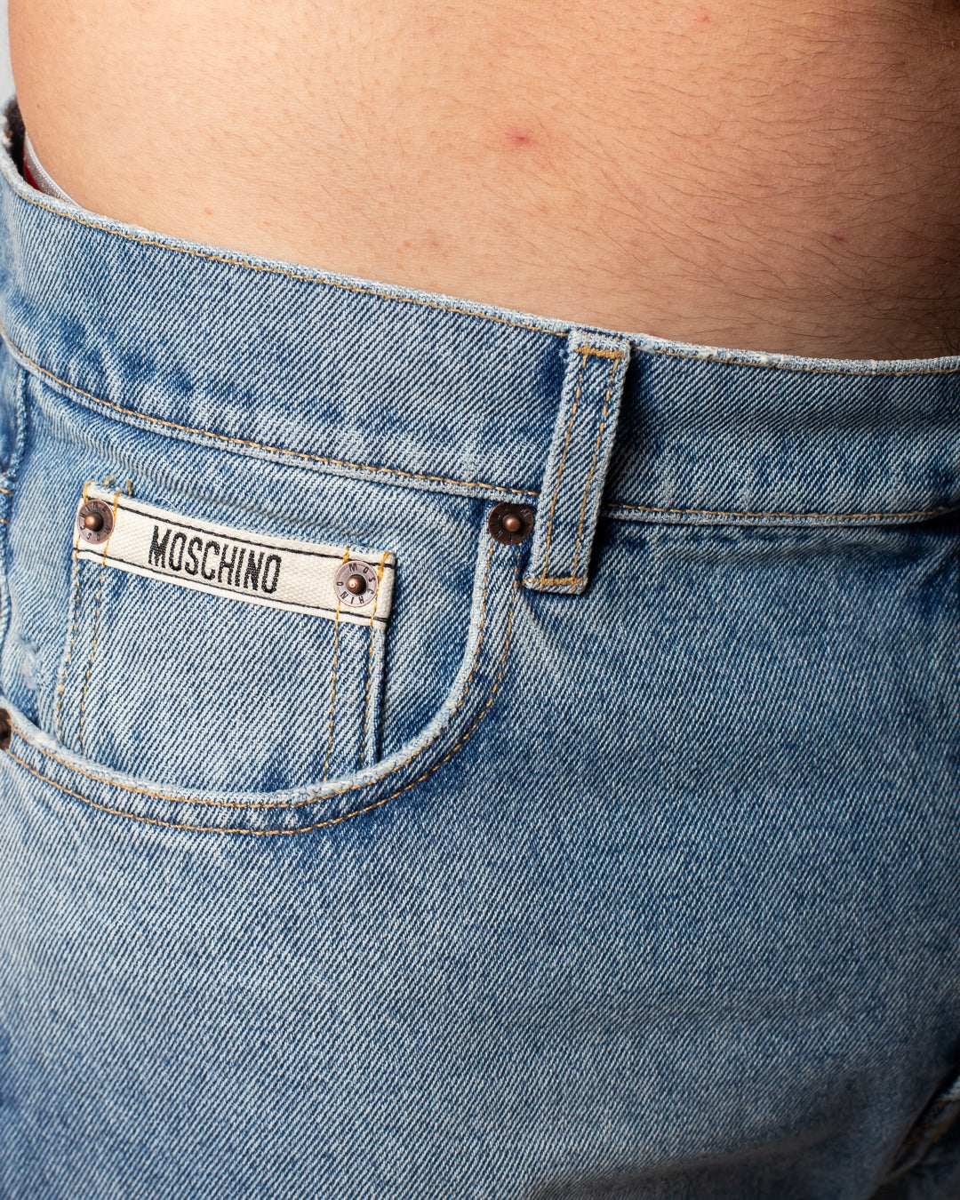 Jeans Moschino straight con patch