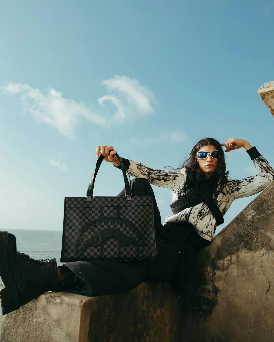 Borsa Sprayground nero midnight chateau pyramid mini duffle