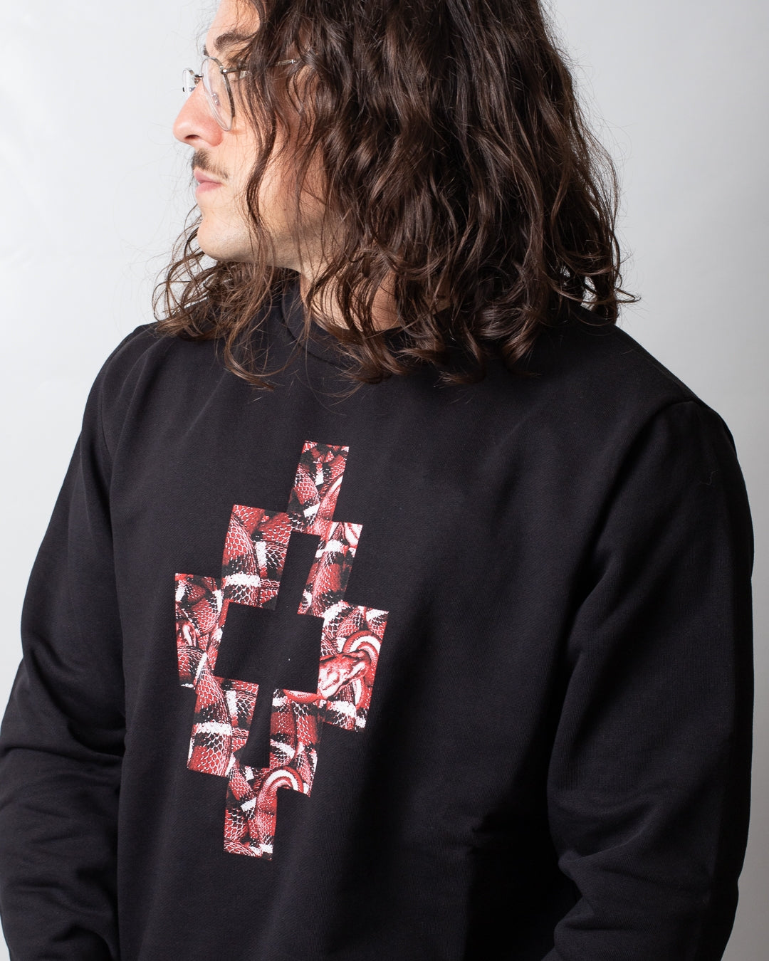 Felpa Marcelo Burlon girocollo con stampe logate uomo