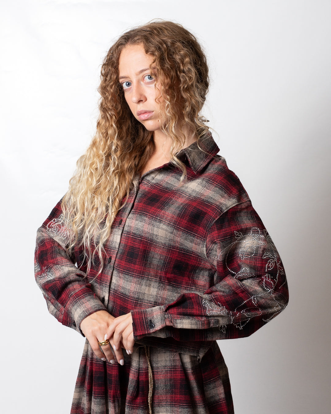 Camicia Disclaimer cropped in flanella con borchie donna