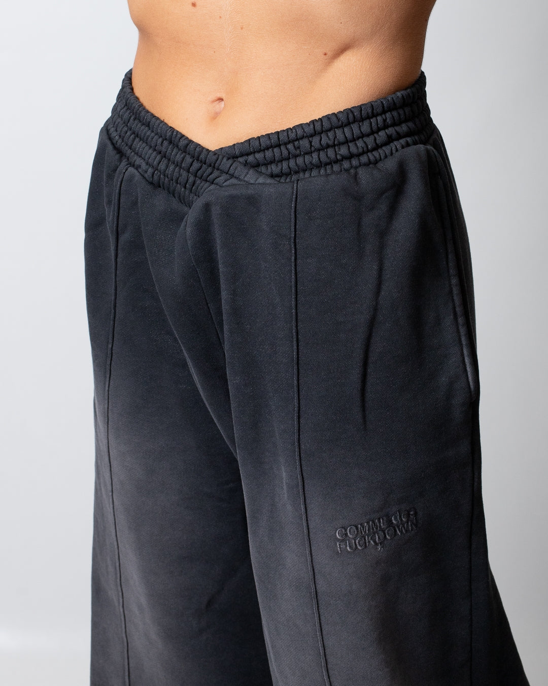 Pantalone Comme des Fuckdown in felpa con nervature e ricamo donna