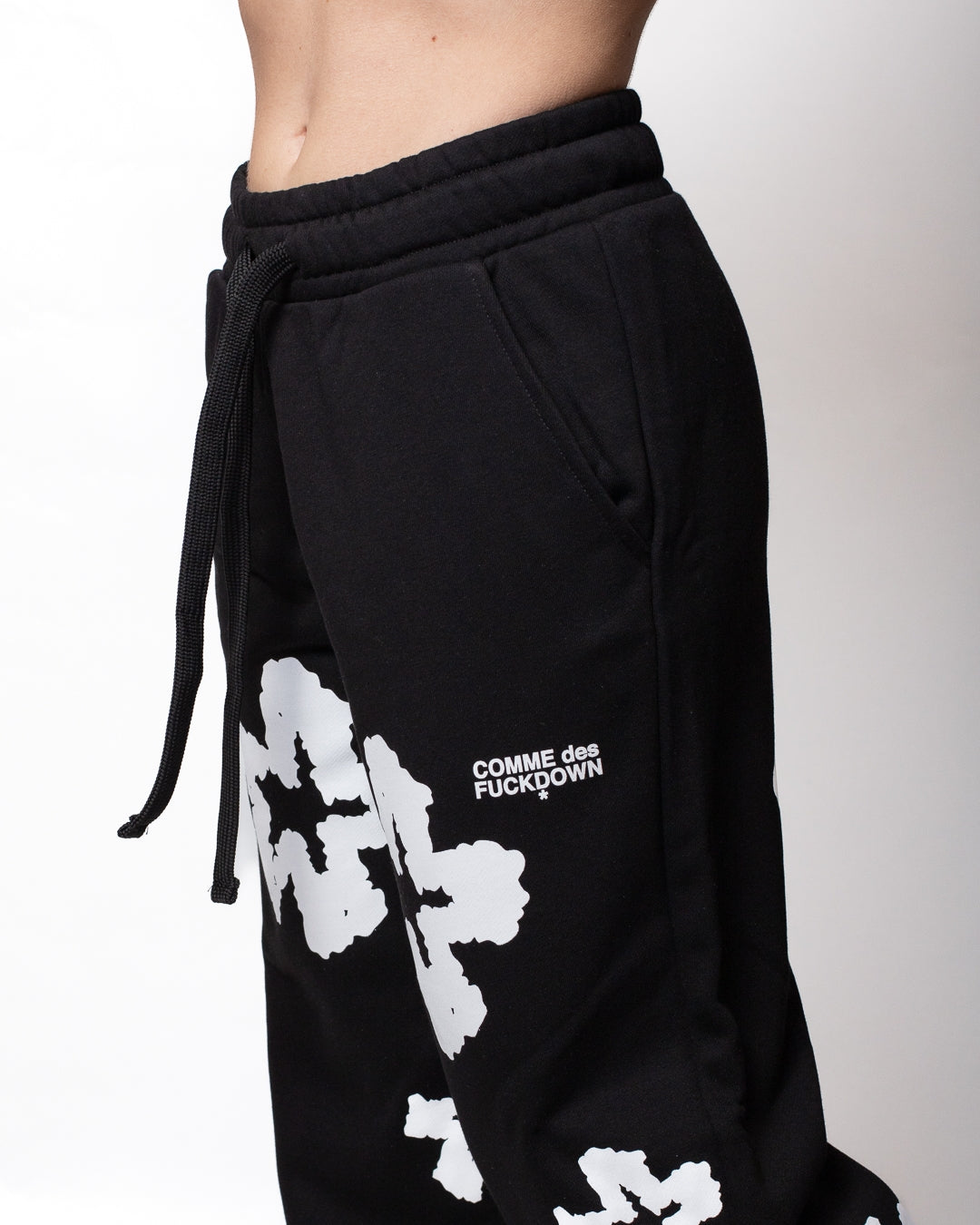 Pantalone Comme des Fuckdown in felpa con fiori all-over donna