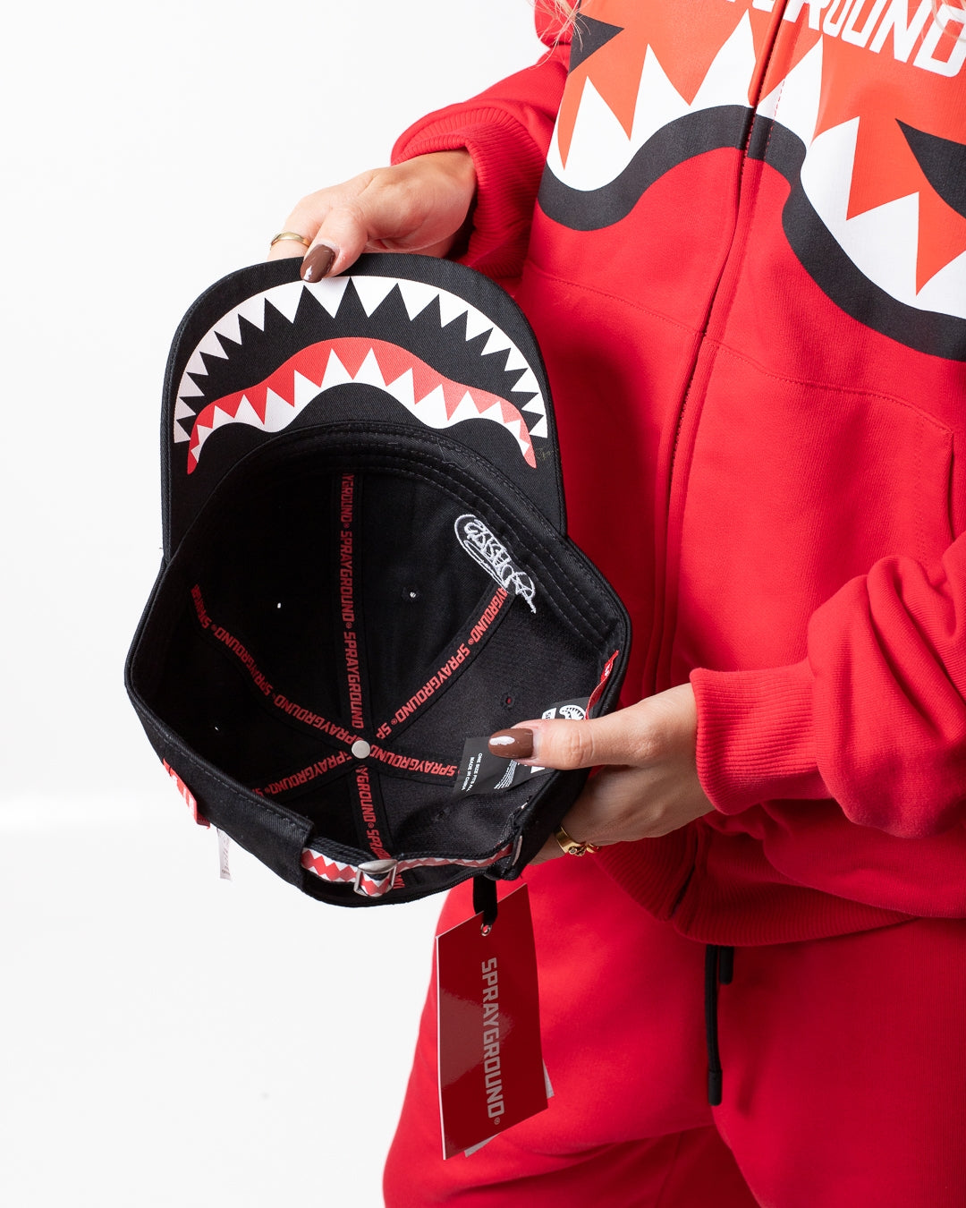 Cappello Sprayground con visiera ed etichette