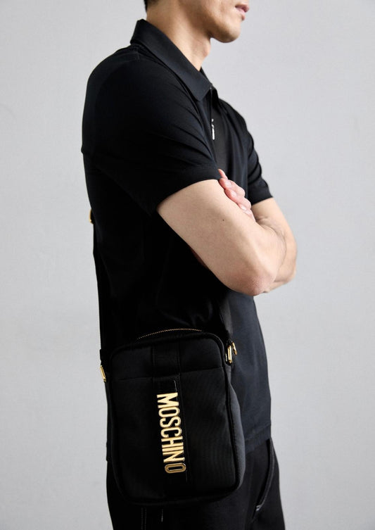 Tracolla Moschino in tessuto con placca in metallo uomo