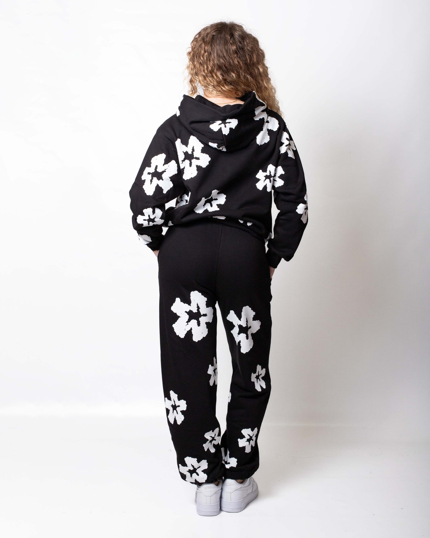 Pantalone Comme des Fuckdown in felpa con fiori all-over donna