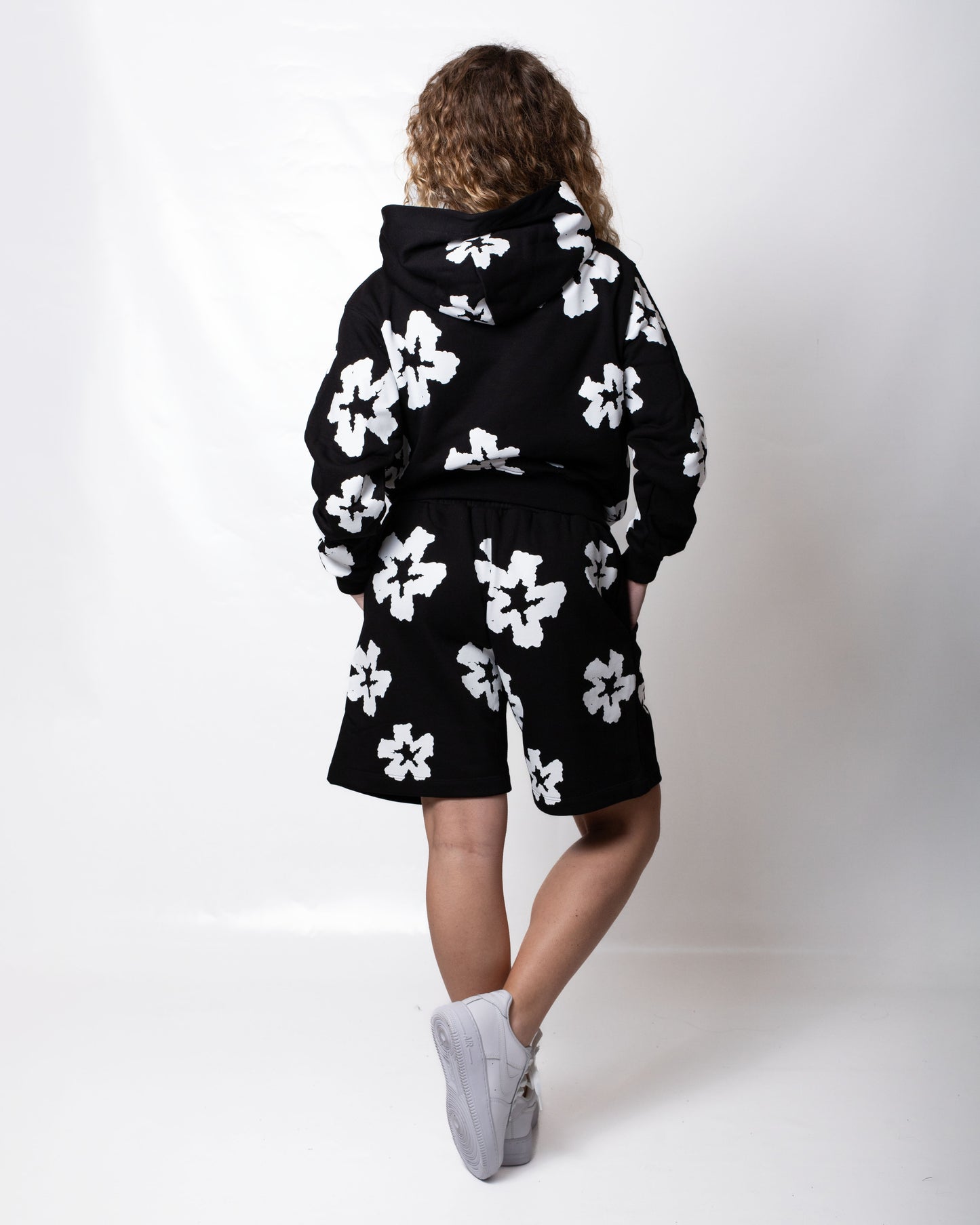 Bermuda Comme des Fuckdown in felpa con fiori all-over donna