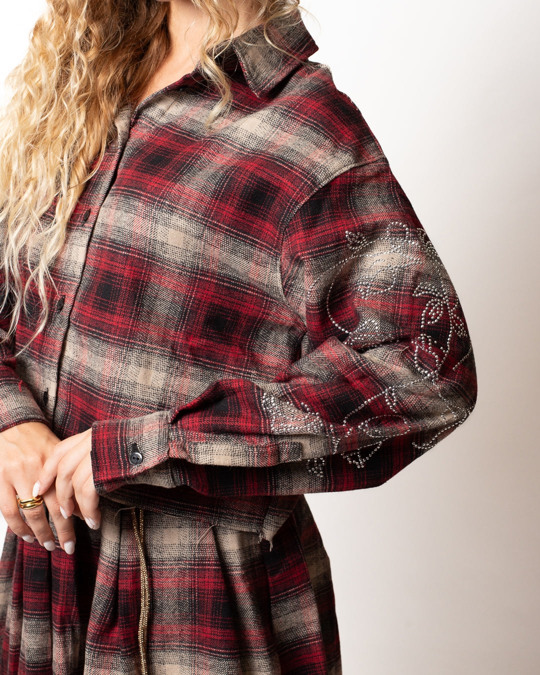 Camicia Disclaimer cropped in flanella con borchie donna