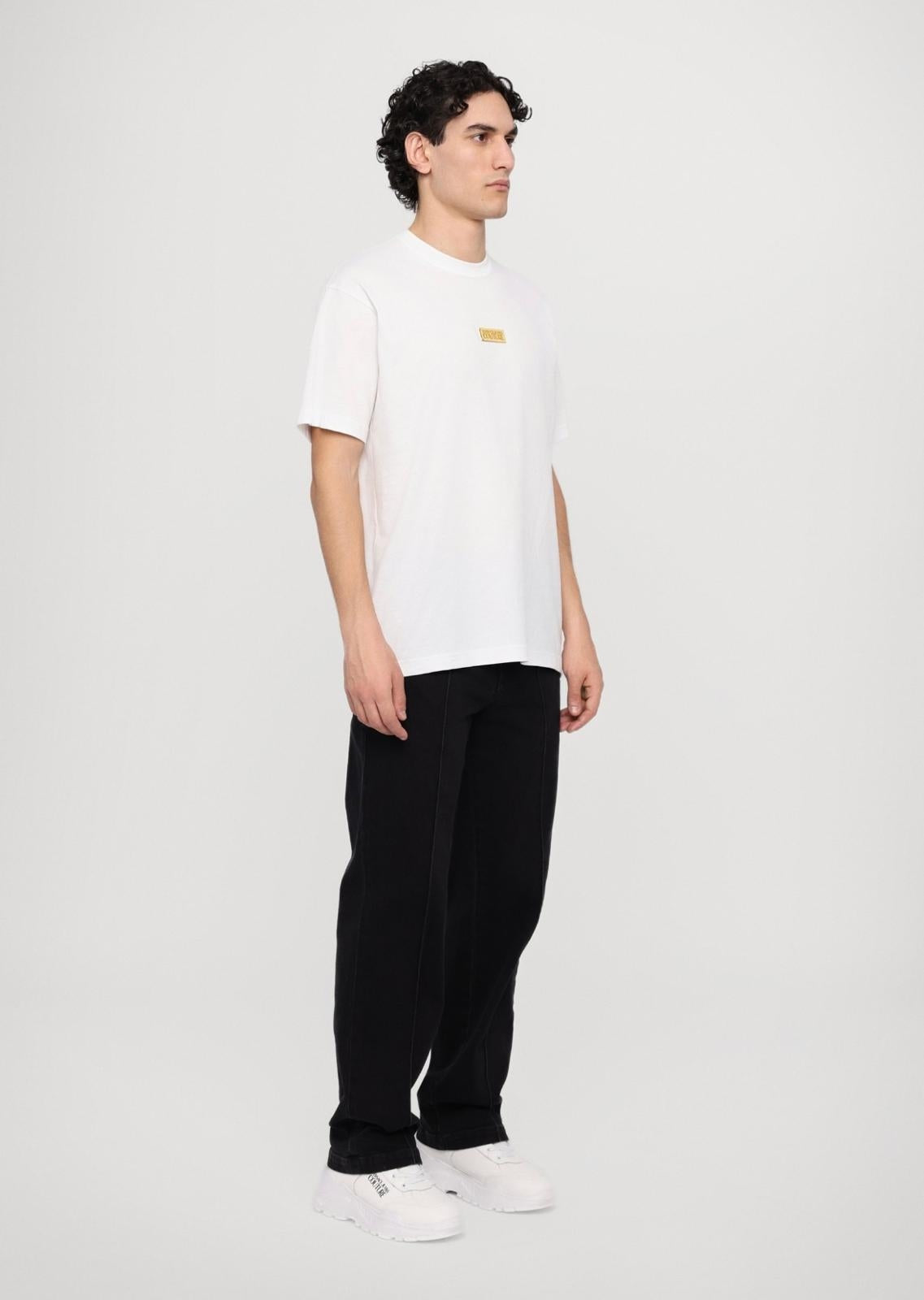 T-Shirt Versace Jeans Couture con placca logata in metallo uomo
