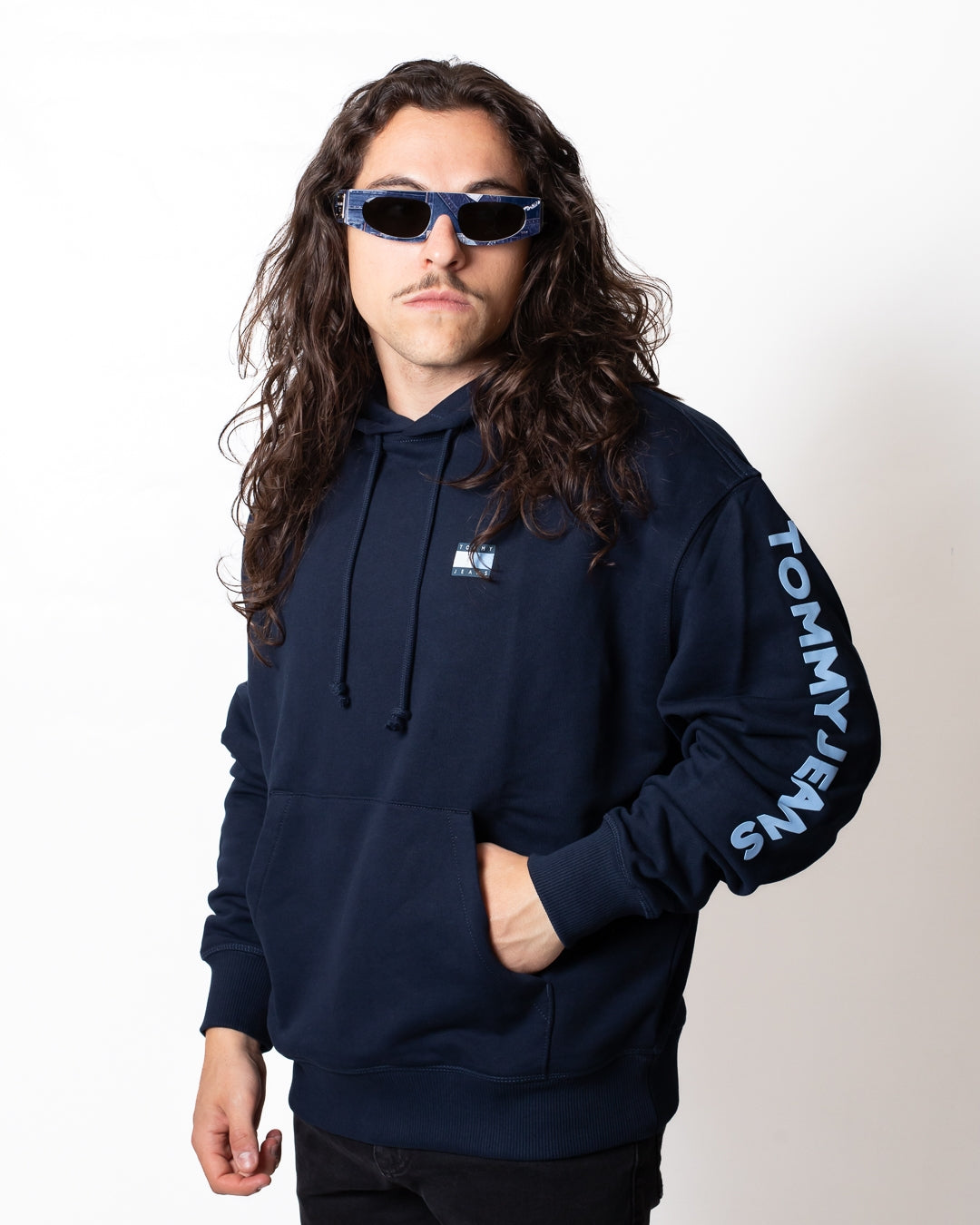 Felpa Tommy Jeans con cappuccio e logo in rilievo uomo