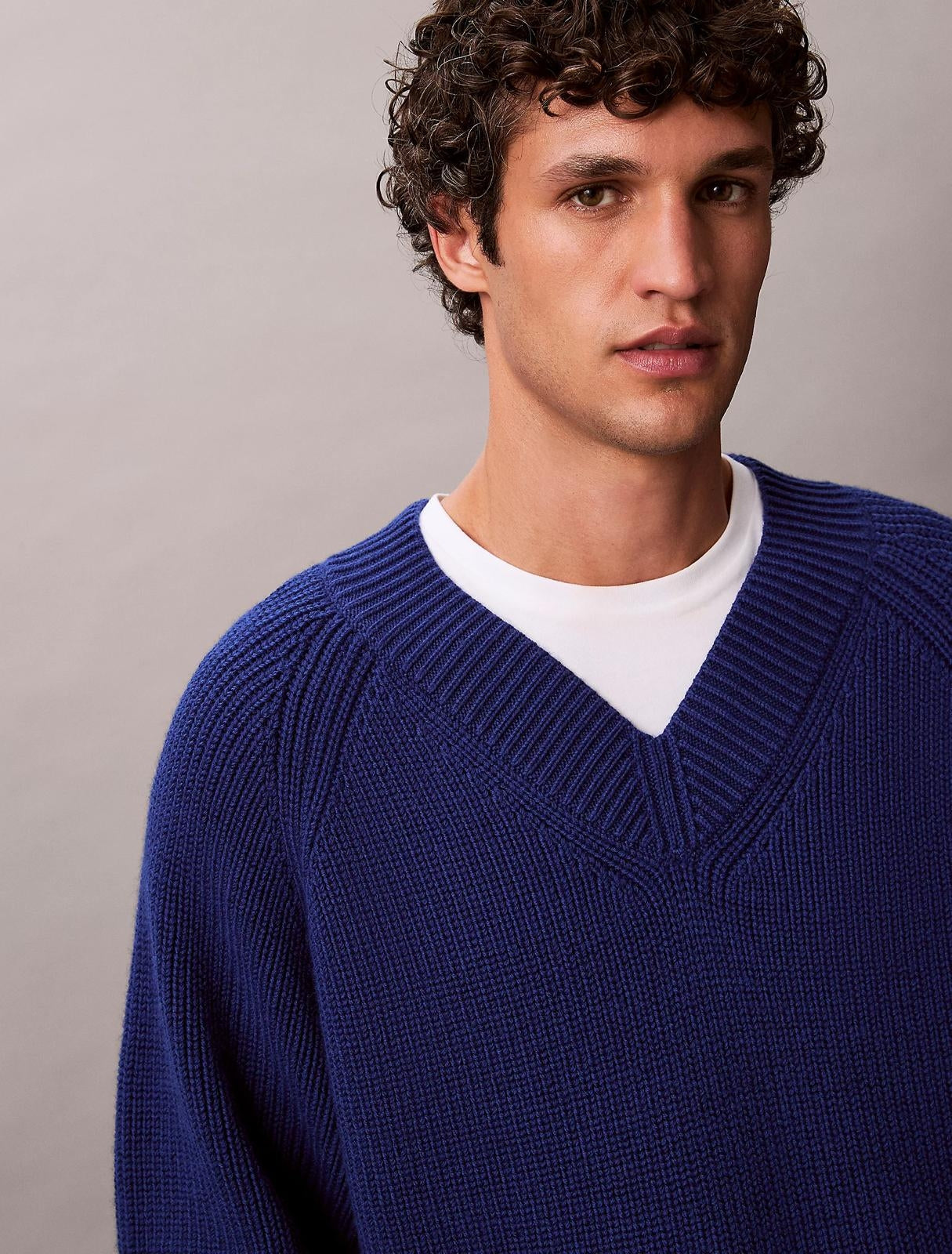 Maglia Calvin Klein in misto lana con scollo a V uomo