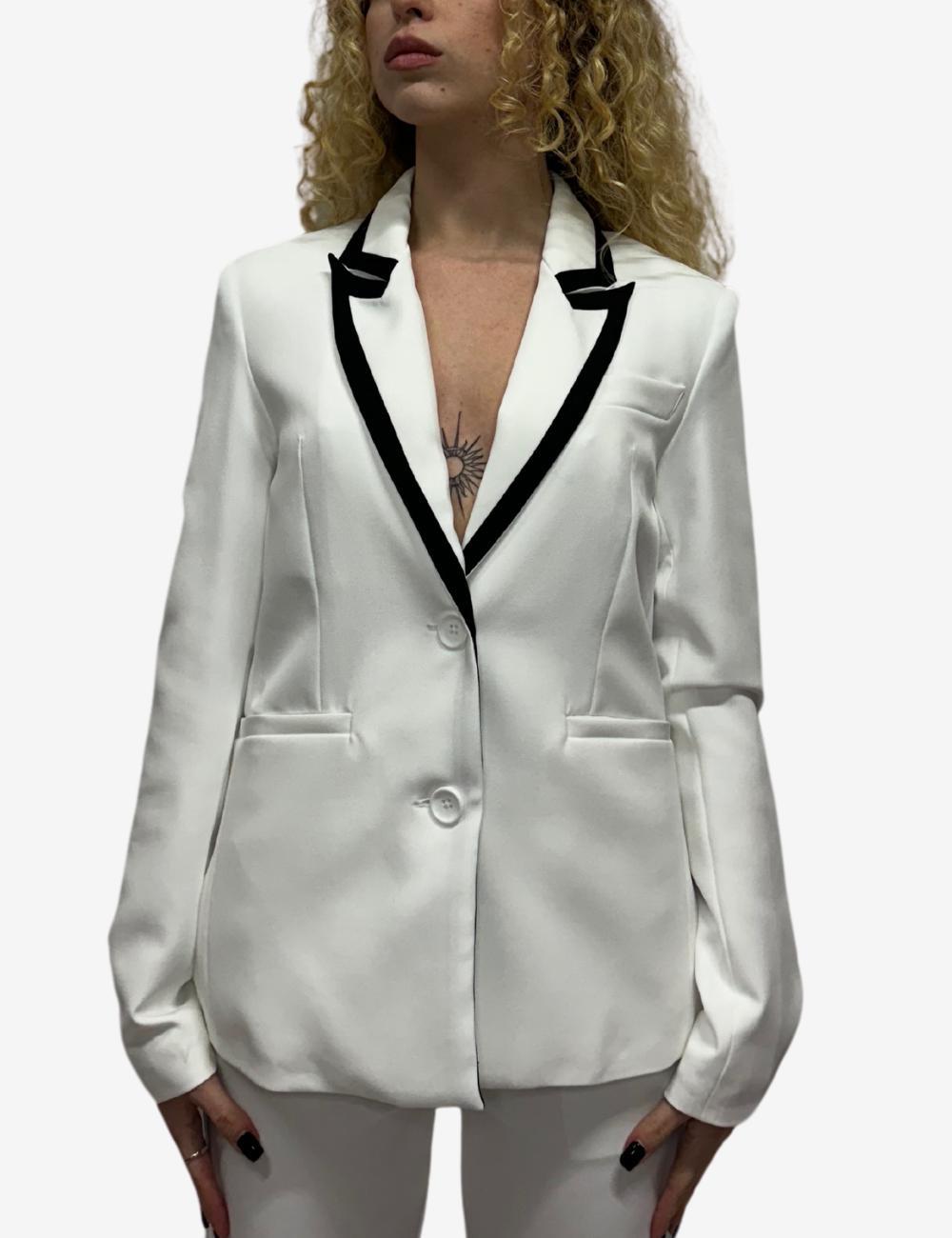 Tailleur Silvian Heach bianco con contorno collo a contrasto donna