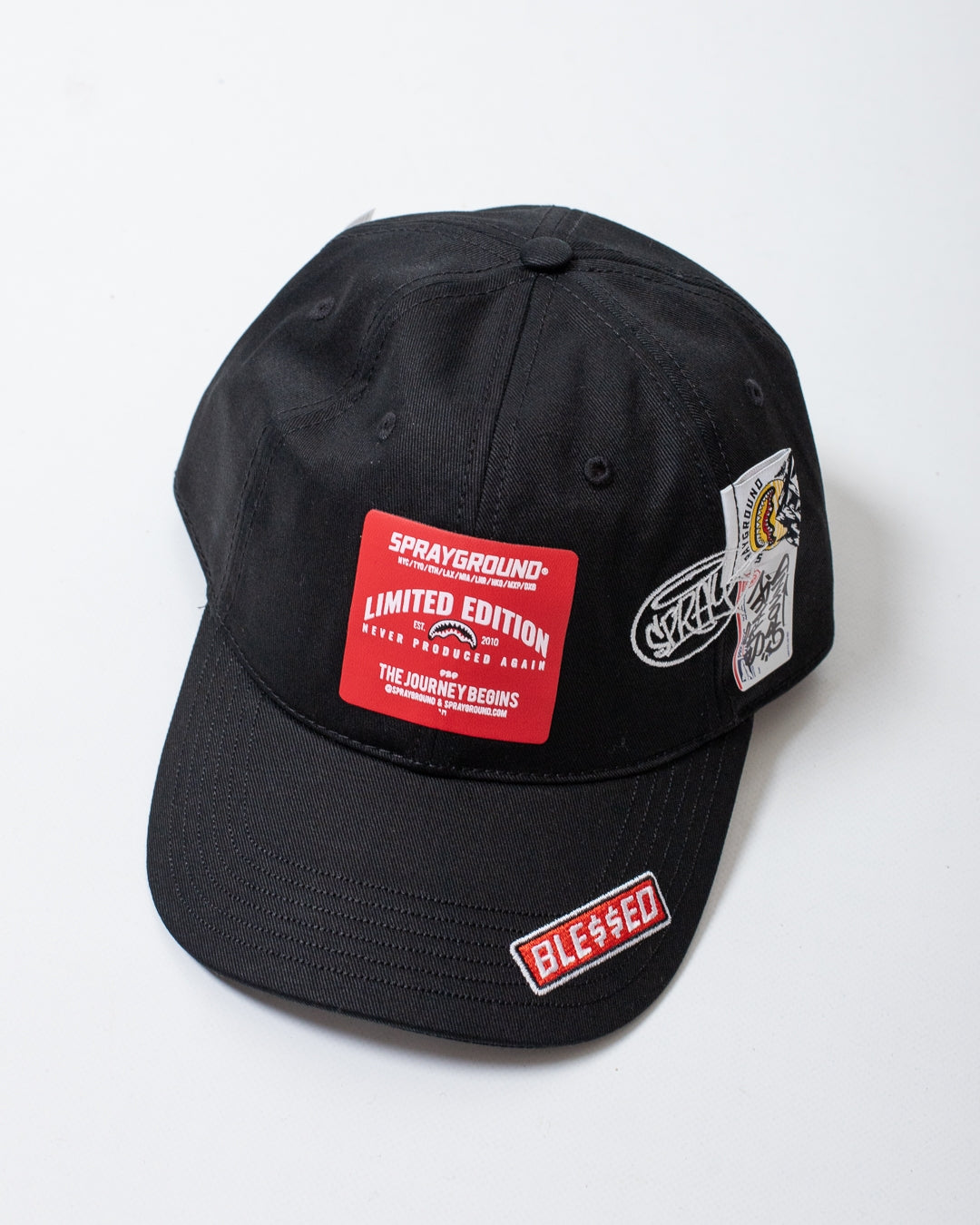 Cappello Sprayground con visiera ed etichette