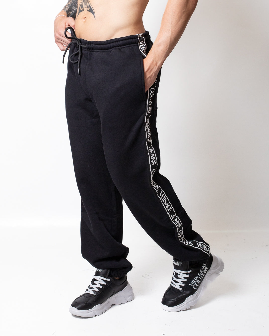 Pantalone Versace Jeans Couture con bande logate uomo – Specchio