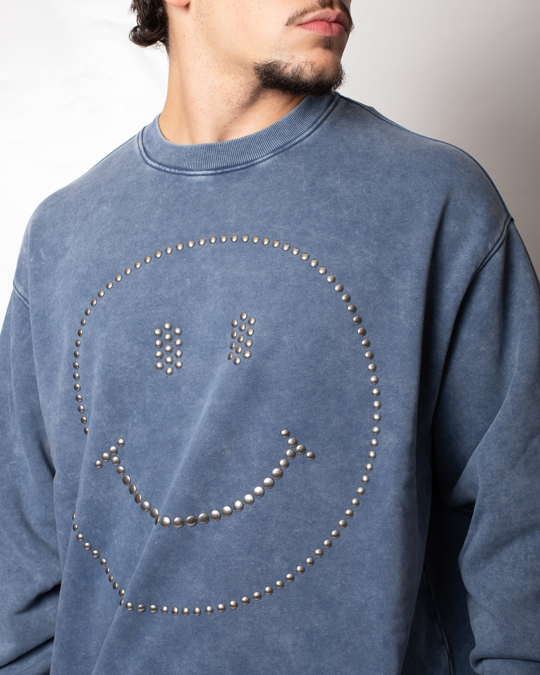 Felpa Moschino "Smiley" girocollo con borchie