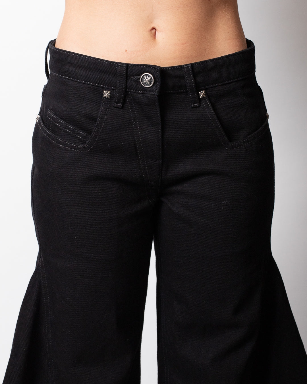 Jeans John Richmond a gamba larga con strappi e logo patch donna