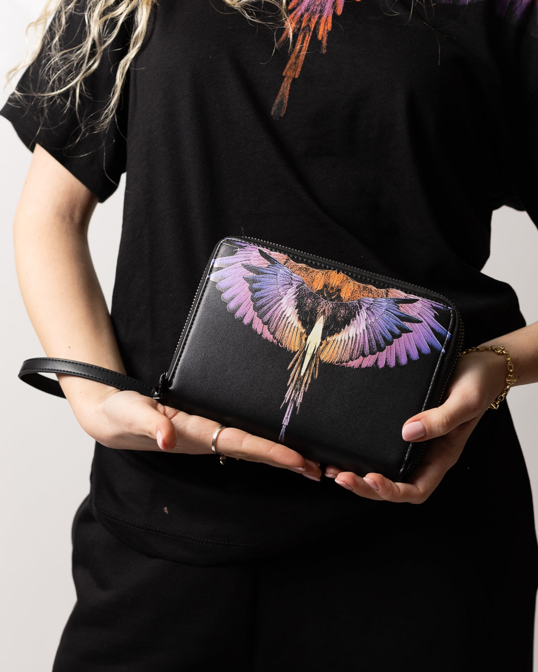 Pochette Marcelo Burlon in ecopelle "Icon Wings Orange" logato