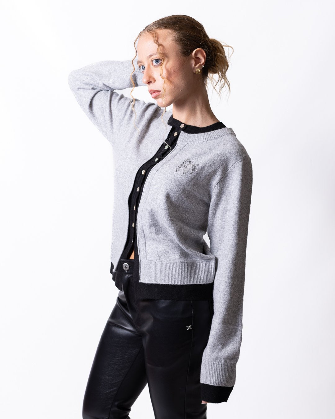 Cardigan Richmond X con logo frontale impreziosito da applicazioni