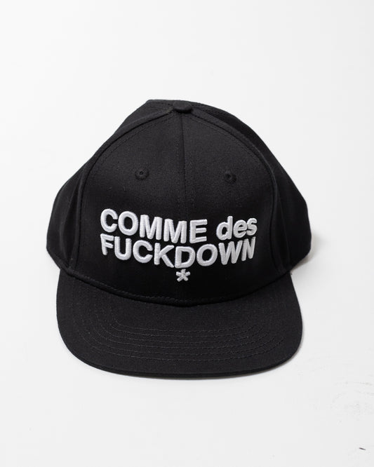 Cappello Comme des Fuckdown con visiera e ricamo