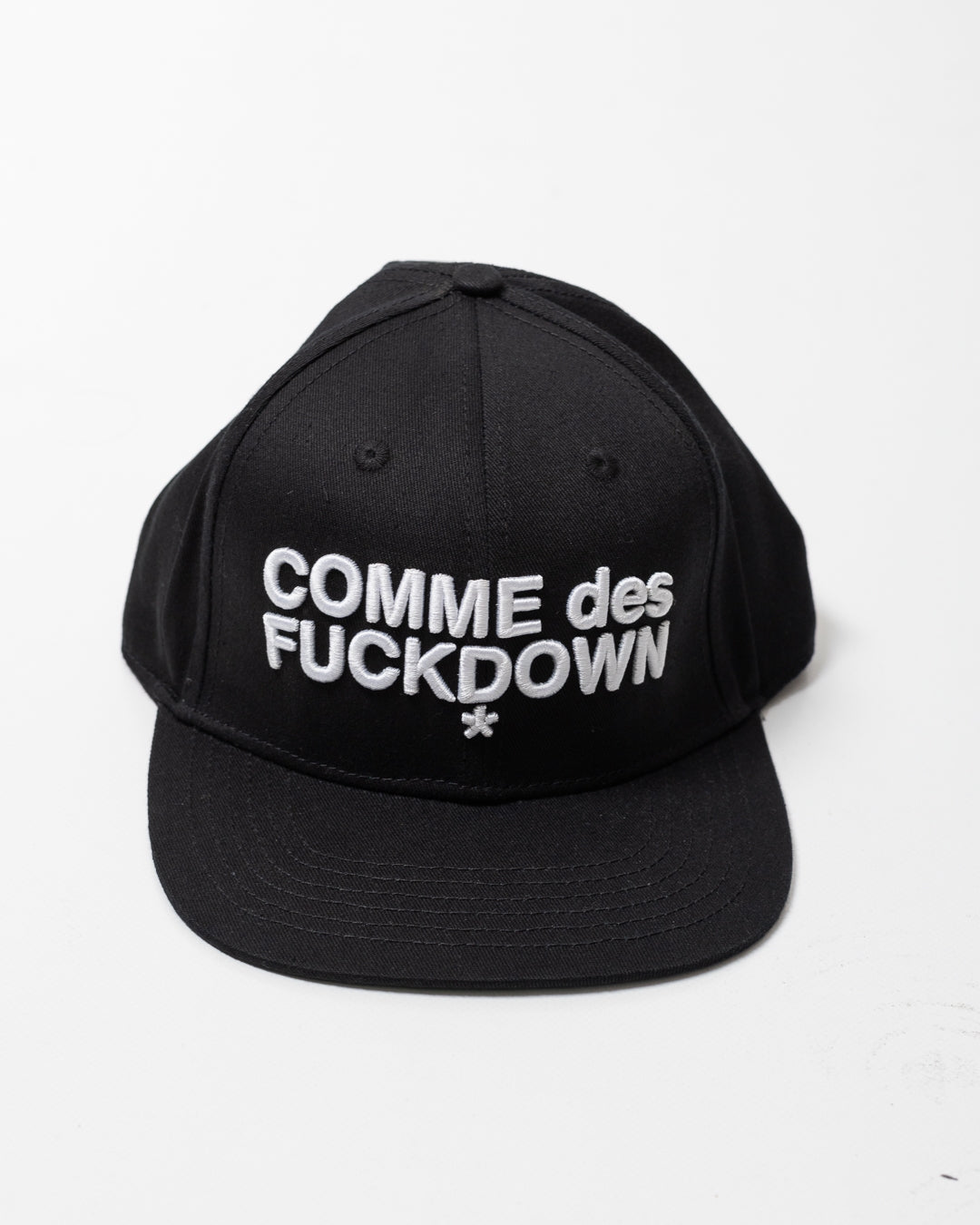 Cappello Comme des Fuckdown con visiera e ricamo