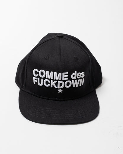 Cappello Comme des Fuckdown con visiera e ricamo