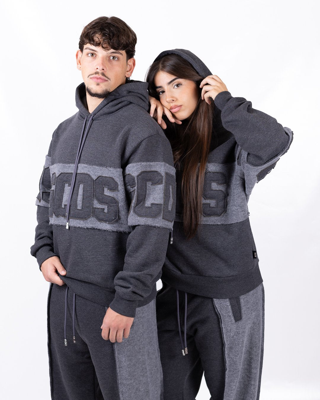 Felpa con cappuccio GCDS con maxi logo a contrasto 