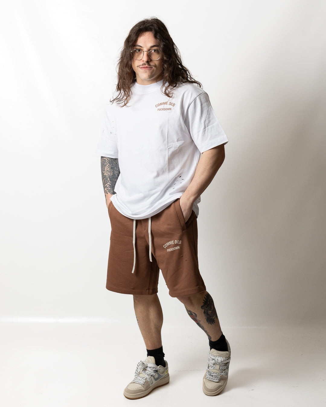 T-Shirt Comme des Fuckdown logata con tagli uomo