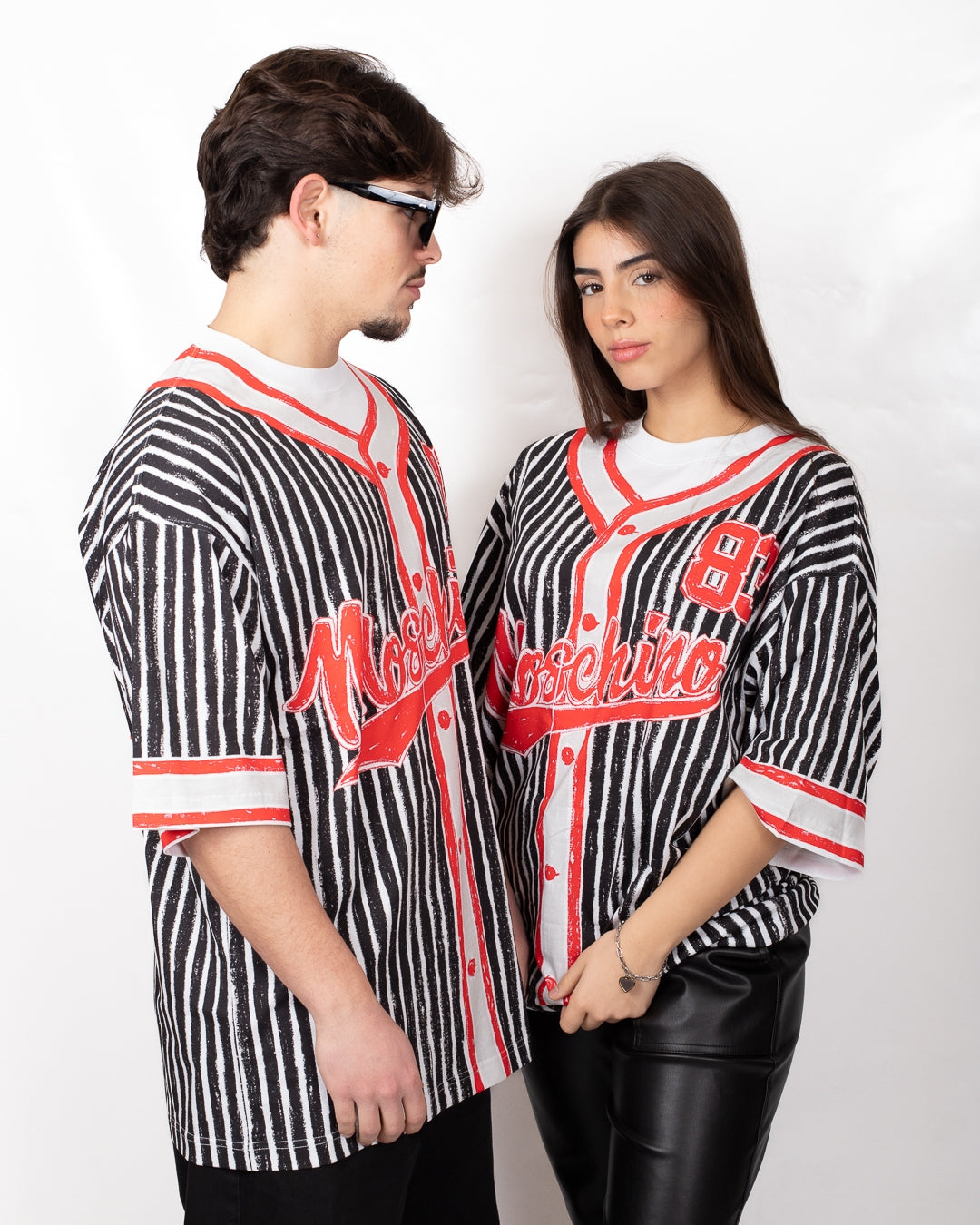 T-Shirt Moschino girocollo con stampa camicia da baseball 