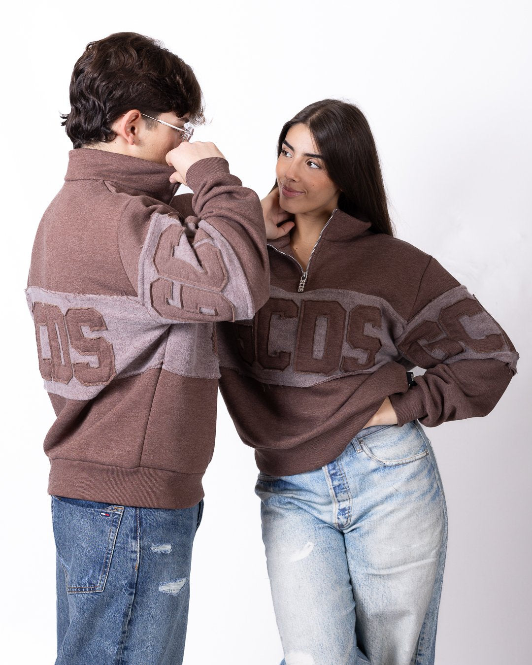Felpa GCDS mezza zip con maxi logo a contrasto