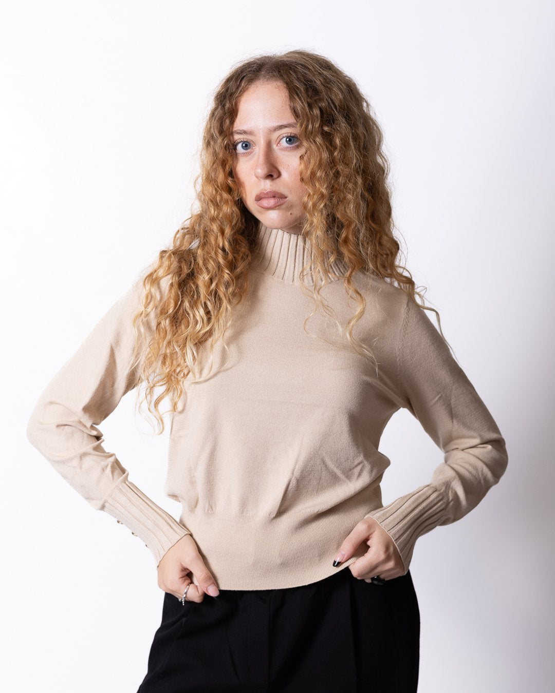 Maglia Nenette collo alto a costine e dettagli oro