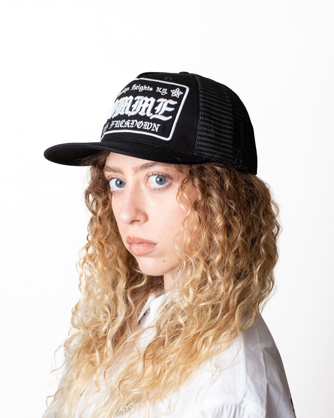 Cappello Comme des Fuckdown in rete con ricamo