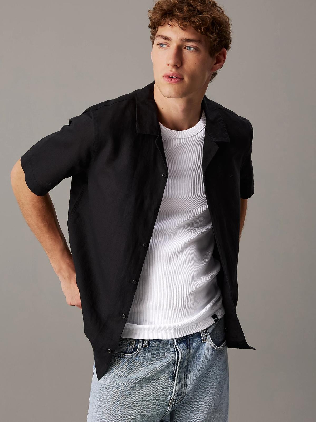 Camicia Calvin Klein in misto lino e cotone con colletto cubano uomo