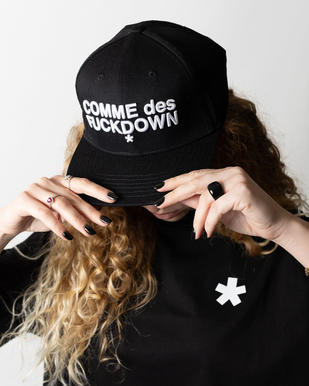 Cappello Comme des Fuckdown con visiera e ricamo