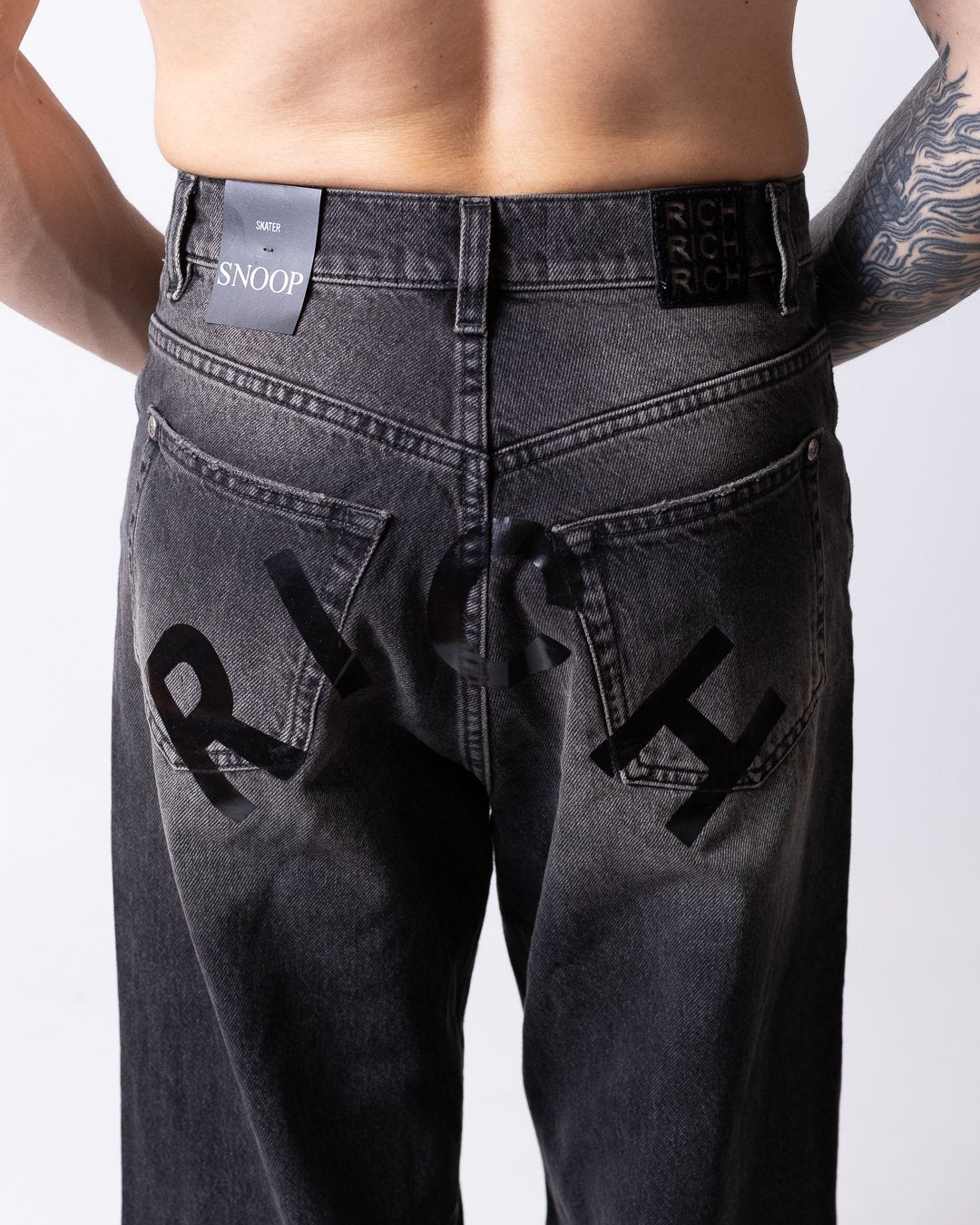 Jeans John Richmond con logo "Rich" stampato dalla finitura lucida