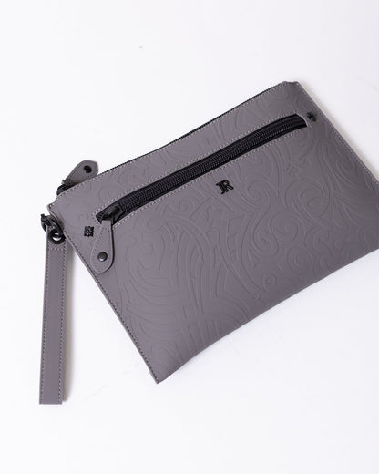 Pochette John Richmond texture in rilievo dalla finitura opaca e logo "JR" applicato