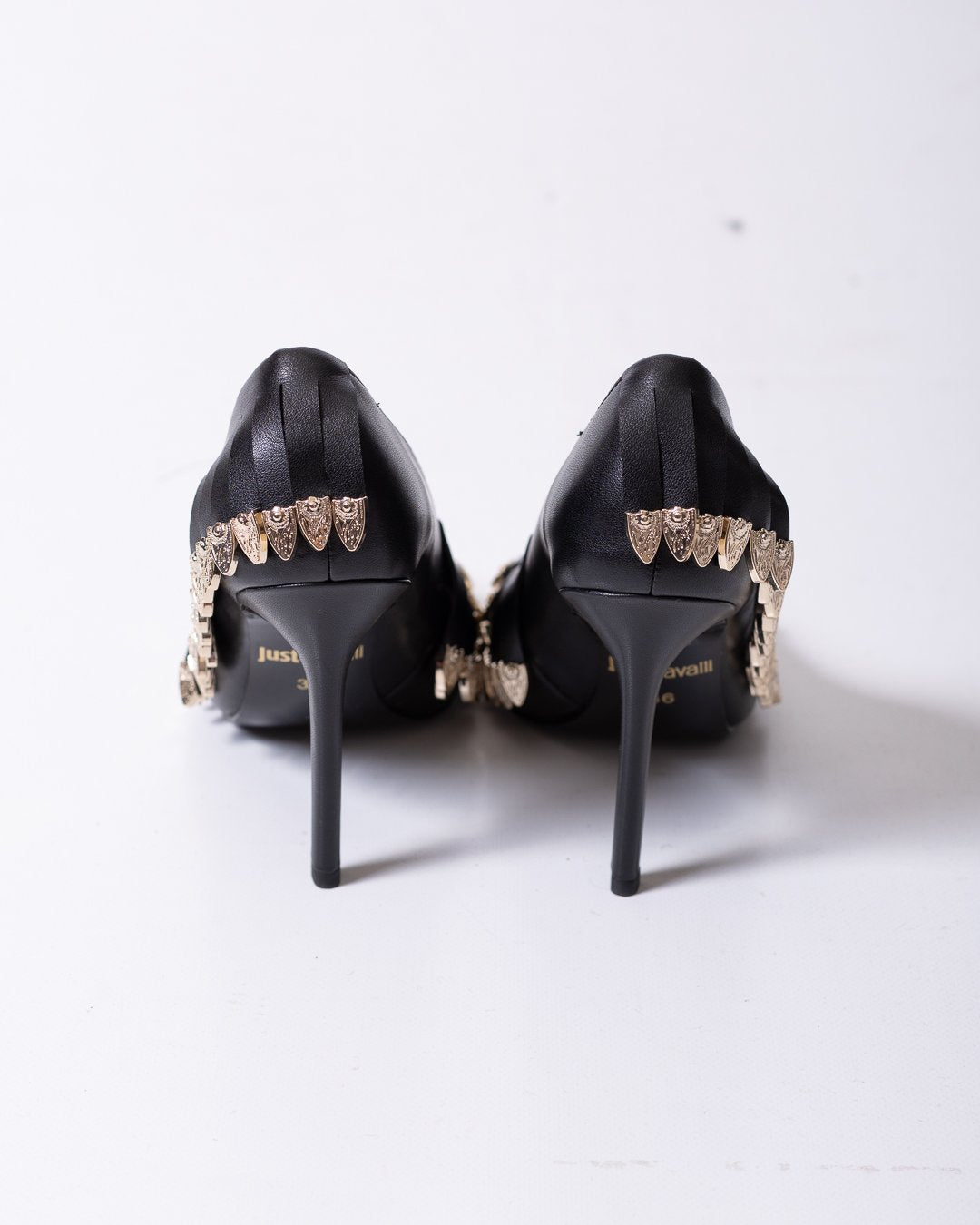 Tacchi Just Cavalli in pelle con frange e dettagli metallici oro