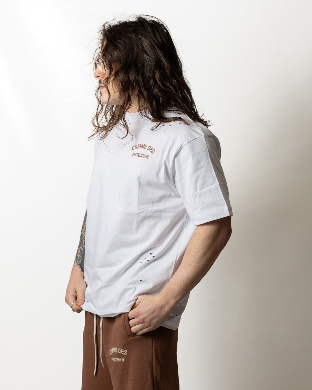 T-Shirt Comme des Fuckdown logata con tagli uomo