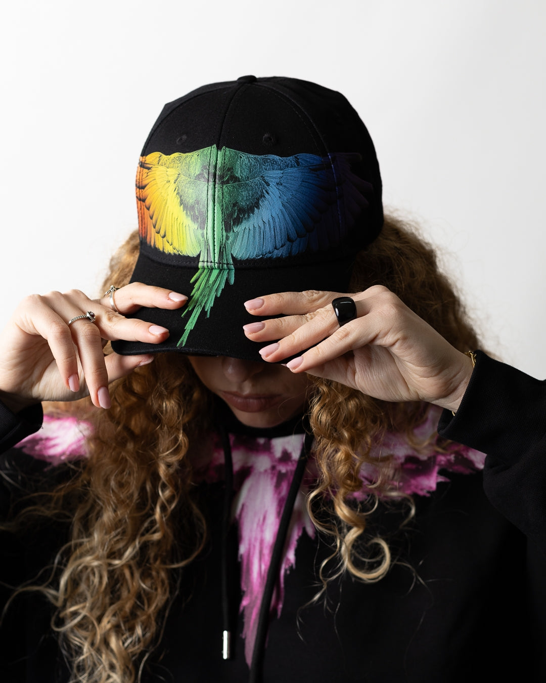 Cappello Marcelo Burlon con visiera "Icon Wings Rainbow"
