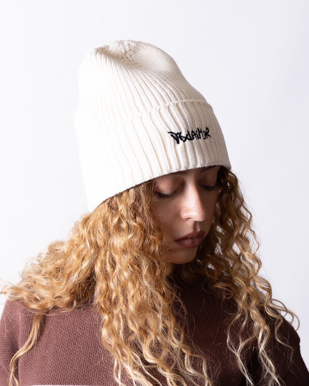 Cappello Disclaimer con risvolto e logo ricamato