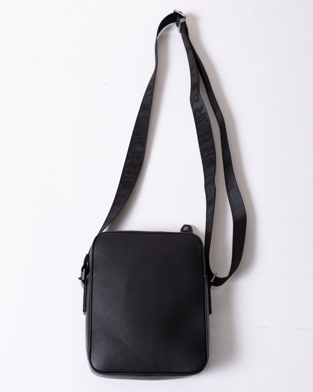 Tracolla John Richmond in ecopelle con ricami in rilievo, logo "JR" e dettagli jacquard