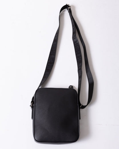 Tracolla John Richmond in ecopelle con ricami in rilievo, logo "JR" e dettagli jacquard