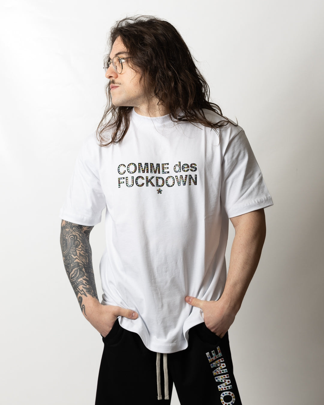 T-Shirt Comme des Fuckdown con borchie multicolor uomo