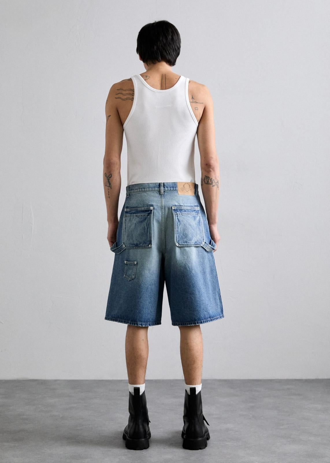 Bermuda Moschino in denim blu con tasconi e dettagli uomo