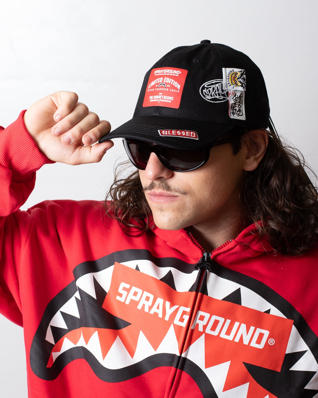 Cappello Sprayground con visiera ed etichette