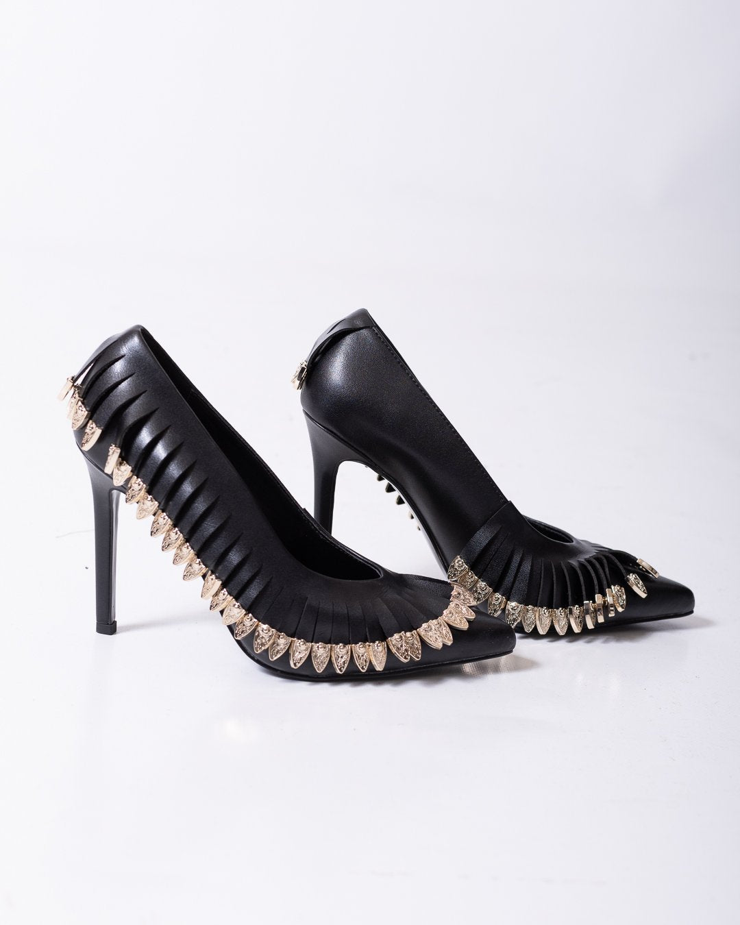 Tacchi Just Cavalli in pelle con frange e dettagli metallici oro