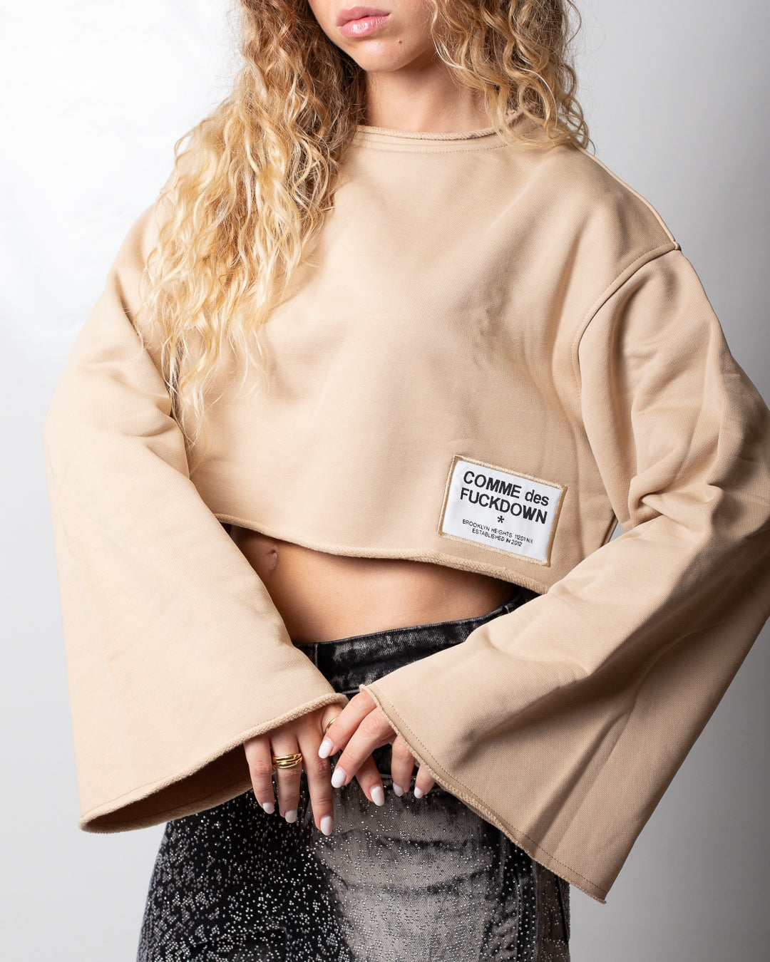 Felpa Comme des Fuckdown cropped con etichetta donna
