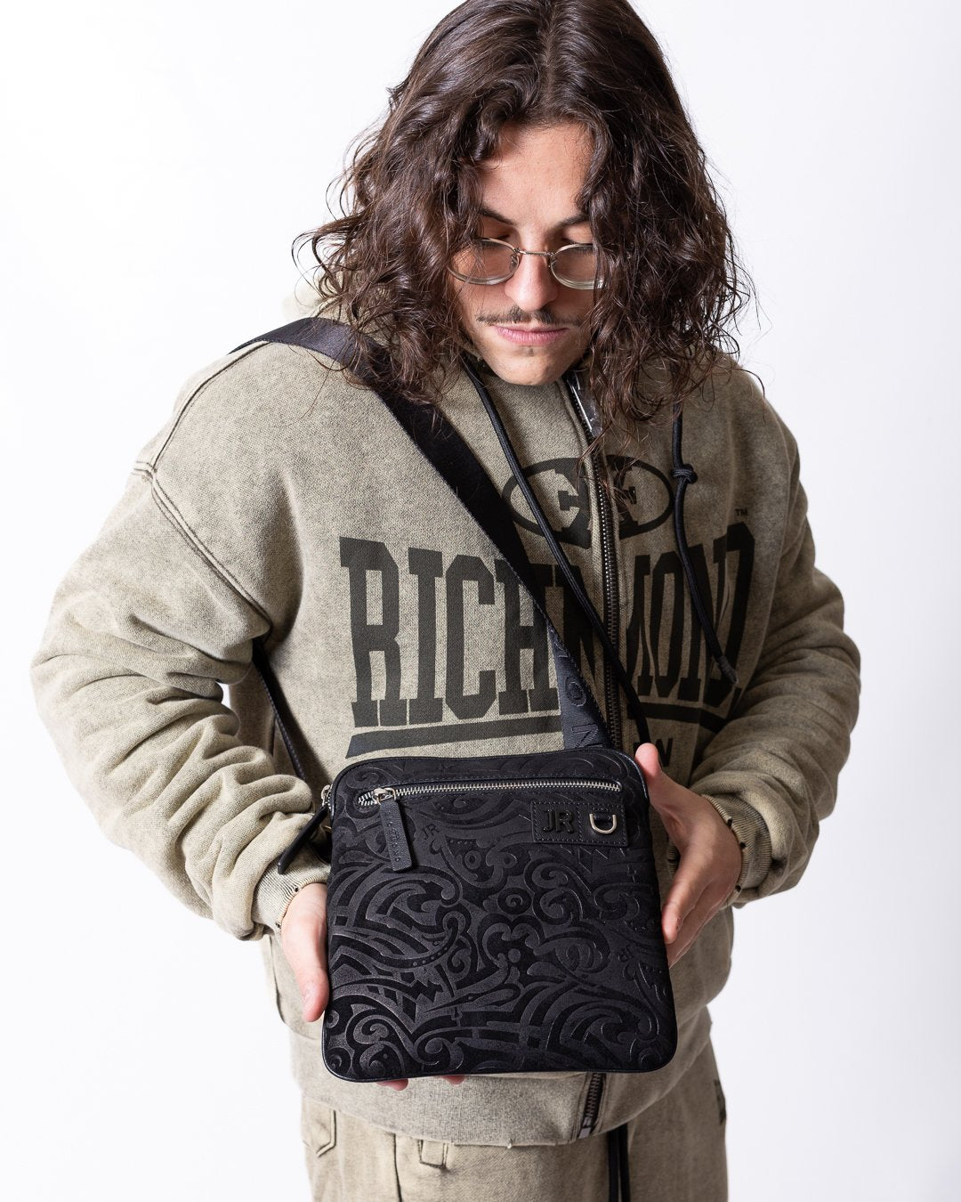 Tracolla John Richmond in pelle di vitello scamosciata e logo metallico